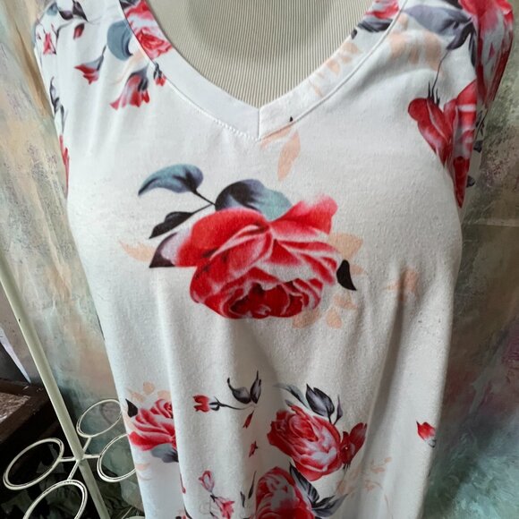 ๐Beautiful Floral Red Roses Long Sleeveless V- Neckline Plus Size Top - Picture 4 of 14